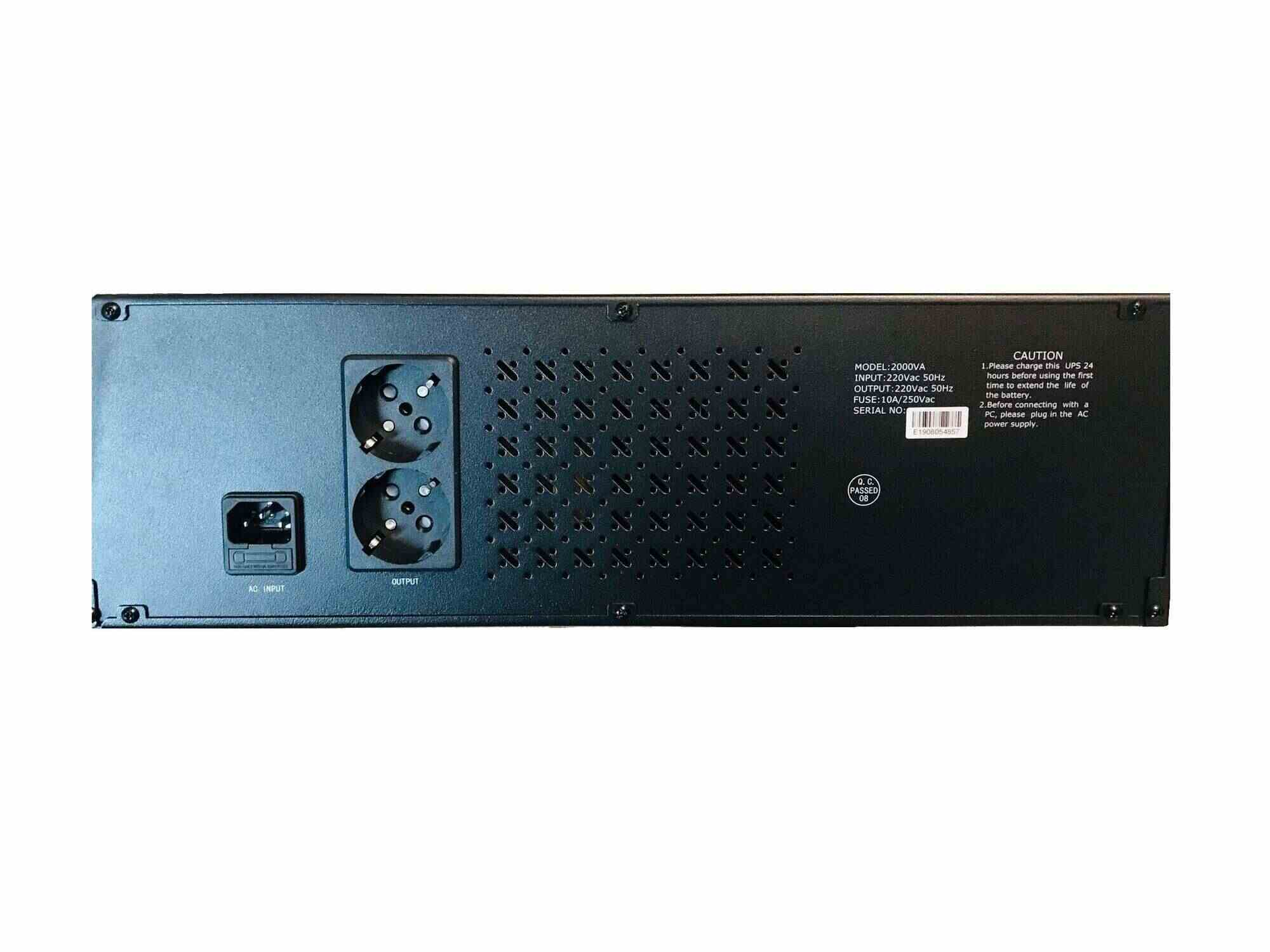 EAST EA2200R tagapaneel: IEC-sisend ja kaks Schuko-väljundit